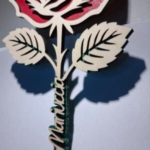 Rosa in legno colorata a mano.